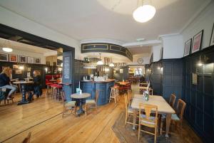 un ristorante con tavoli e sedie e un bar di The Alma Taverns Boutique Suites - Room 3 - Hopewell a Bristol