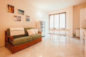 un salon avec un canapé et une table dans l'établissement L'Ulivo - Lakeside L&B, à Marinella di Sarzana