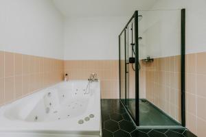 The unicorn's house sleeps 10 people في بريستول: حمام مع حوض استحمام ودش