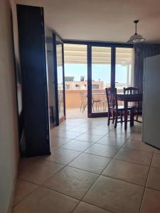 een keuken en eetkamer met een tafel en stoelen bij Casa Levante Gallipoli in Gallipoli