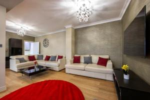 ein Wohnzimmer mit zwei weißen Sofas und einem roten Teppich in der Unterkunft Host & Stay - Sillwood Seafront in Brighton & Hove