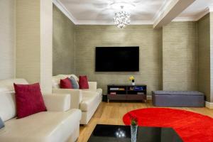 ein Wohnzimmer mit Sofa und Fernseher in der Unterkunft Host & Stay - Sillwood Seafront in Brighton & Hove