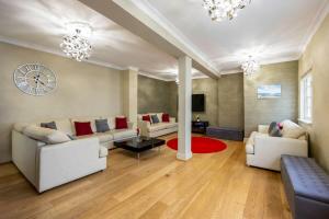 ein Wohnzimmer mit weißen Sofas und einem roten Teppich in der Unterkunft Host & Stay - Sillwood Seafront in Brighton & Hove + 19 Fotos