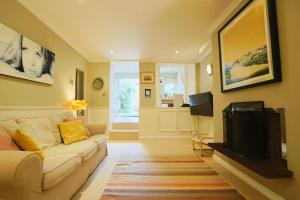 Μια τηλεόραση ή/και κέντρο ψυχαγωγίας στο Elliston two bedroom garden flat