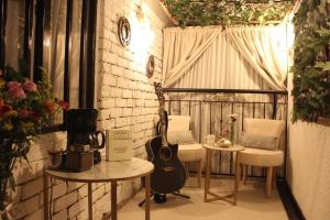 a room with a guitar and two chairs and a table at Casa de hospedaje Vivaio in Paipa