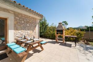 En balkon eller terrasse på Villa can Costa by homevillas360