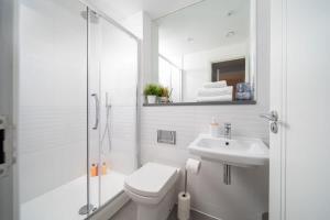 un bagno bianco con un water e un lavandino di Deluxe Apartment near Cabot Circus w Parking sleeps 5 a Bristol