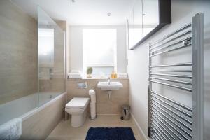 un bagno con wc, lavandino e doccia di Deluxe Apartment near Cabot Circus w Parking sleeps 5 a Bristol Altre 19 foto
