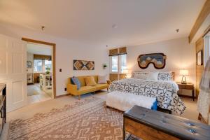 une chambre avec un lit et un salon dans l'établissement Ski-InandSki-Out Boyne Mountain Resort Rental!, à Boyne Falls