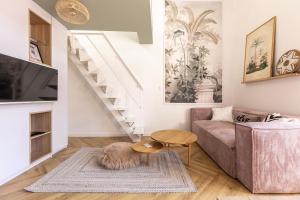 シャマリエールにあるBirdy - Duplex by PRIM0 C0NCIERGERIEのソファとテーブルのあるリビングルーム