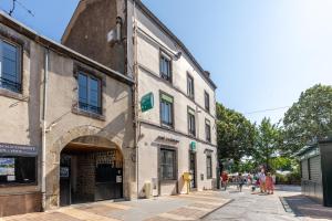 シャマリエールにあるBirdy - Duplex by PRIM0 C0NCIERGERIEの通りにある古い建物と歩道を歩く人々