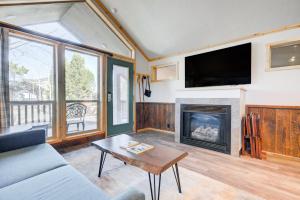 TV a/nebo společenská místnost v ubytování Explorer Cabins at Yellowstone