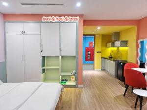 a hotel room with a bed and a kitchen at IB306 Tự doanh - Flamingo Hải Tiến in Thanh Hóa