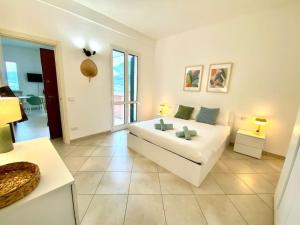 a living room with a white couch and a table at Appartamento Giardino e Parcheggio in Borgio Verezzi