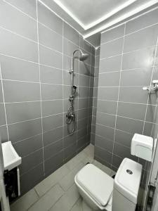 Koupelna v ubytování Apartment Pool- Balcony- Parking- Self CheckIn- WIFI -A3