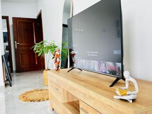 TV a/nebo společenská místnost v ubytování Apartment Pool- Balcony- Parking- Self CheckIn- WIFI -A3