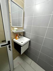 Koupelna v ubytování Apartment Pool- Balcony- Parking- Self CheckIn- WIFI -A3