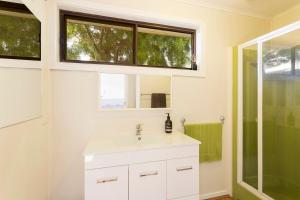 une salle de bain avec un lavabo blanc et une douche dans l'établissement Tranquil House 3 bed - 2 Bath WI-FI, à Cowes 18 autres photos