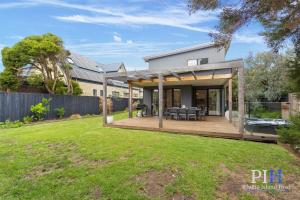 une maison avec une grande arrière-cour et une terrasse dans l'établissement Hot Tub 4Bdr 2Ba Family Home, à Cape Woolamai