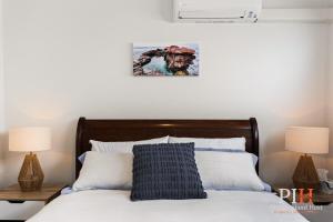 une chambre avec un lit avec deux lampes dessus dans l'établissement Hot Tub 4Bdr 2Ba Family Home, à Cape Woolamai