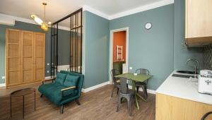 Χώρος καθιστικού στο Superior Apartment In Abanotubani- By Wehost +16 φωτογραφίες