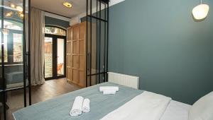 Ένα ή περισσότερα κρεβάτια σε δωμάτιο στο Superior Apartment In Abanotubani- By Wehost