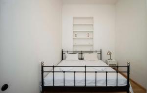 Postel nebo postele na pokoji v ubytování Tranquil 1BR Sololaki Apt - By Wehost