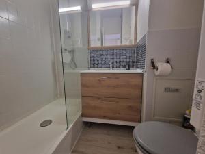 a bathroom with a toilet and a sink and a shower at Plage à pieds in Théoule-sur-Mer