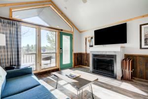 TV a/nebo společenská místnost v ubytování Explorer Cabins at Yellowstone