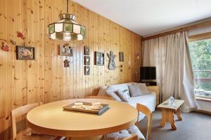 ピーラにあるCasa Franco - Pila Appartamentiのテーブルとソファのあるリビングルーム +10枚の写真