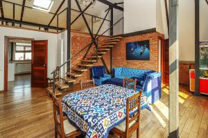 Habitación con cama azul y escalera en Vintage Mezzanine Apt in City Center - By Wehost, en Tiflis