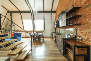 cocina con pared de ladrillo y comedor en Vintage Mezzanine Apt in City Center - By Wehost, en Tiflis