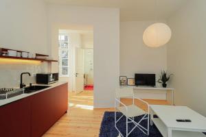 Kuchyň nebo kuchyňský kout v ubytování Stylish 2BR Apt in Tbilisi - By Wehost