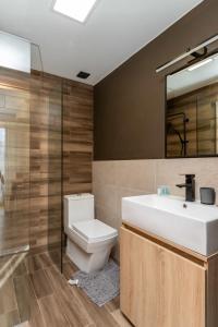 Koupelna v ubytování Super Stylish and cozy 2 bedroom 4or6 people Apartment in key location in Marshall Gudauri Project Ski Resort + 13 fotografií