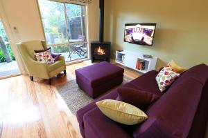 Posezení v ubytování Inglenook Luxury Spa Cottage for Two