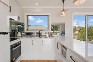 Η κουζίνα ή μικρή κουζίνα στο Imollu Beach House 5-Bed 2 5-Bath