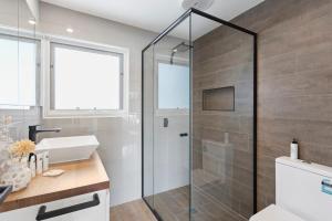 Ένα μπάνιο στο Imollu Beach House 5-Bed 2 5-Bath +23 φωτογραφίες