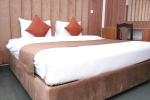 Postel nebo postele na pokoji v ubytování AB Hotel Apartments + 32 fotografií