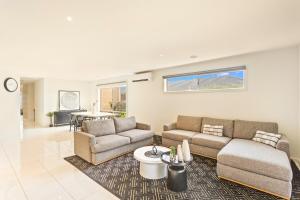 Family w Large Pool & Game Garage Wlk to Beach في كاوز: غرفة معيشة مع أريكتين وطاولة