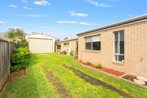 Family w Large Pool & Game Garage Wlk to Beach في كاوز: حديقة خلفية لبيت من الطوب مع سور