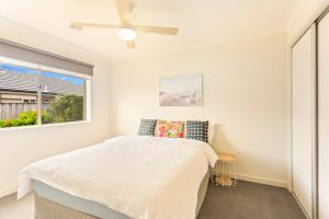 Family w Large Pool & Game Garage Wlk to Beach في كاوز: غرفة نوم بها سرير ونافذة +23 صورة