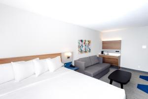 Postel nebo postele na pokoji v ubytování Microtel Inn & Suites by Wyndham Olean