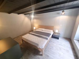 Un dormitorio con una cama grande en una habitación. en L'altra Vinedda - Proppro SRL - Milazzo, en Milazzo