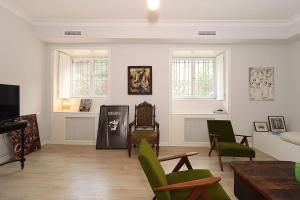 TV a/nebo společenská místnost v ubytování Mtatsminda Cozy Apt: Central & Comfy - By Wehost