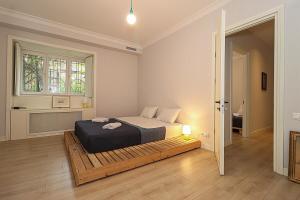 Postel nebo postele na pokoji v ubytování Mtatsminda Cozy Apt: Central & Comfy - By Wehost