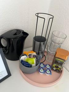 HaigerlochDoppelzimmer Nr10的一张桌子上放着一个粉色的盘子，盘子里装着食物，旁边还有一台搅拌机。