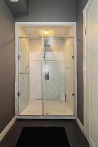 Koupelna v ubytování Mtatsminda Cozy Apt: Central & Comfy - By Wehost