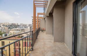 Μπαλκόνι ή βεράντα στο Vake Chic 2BR Comfort Home - By Wehost