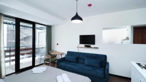 TV a/nebo společenská místnost v ubytování Cozy Studio Apartment in Marshall Gudauri Project