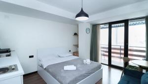 Postel nebo postele na pokoji v ubytování Cozy Studio Apartment in Marshall Gudauri Project